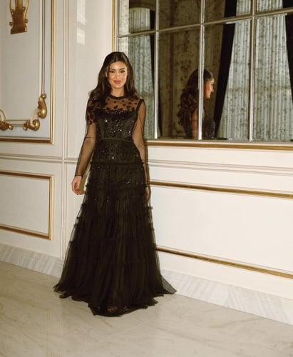 فستان اسود سهرة بأكمام بتفاصيل انيقة