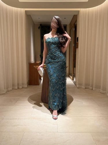 فستان زمردي مُطرز
