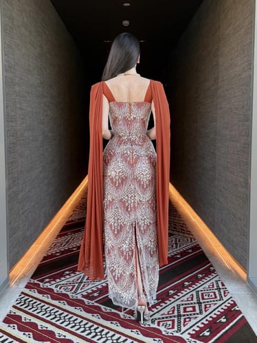 فستان سهرة بتطريز كريستالي ودرابيه وشال منسدل