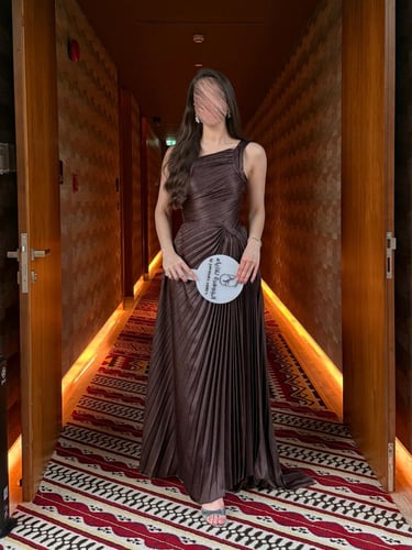 فستان سهرة ماكسي بكسرات طولية وقصة كتف واحد - اللو...