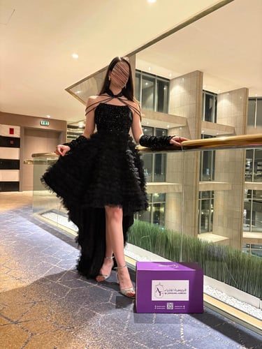 فستان أسود بتنورة قصيرة مزركشة وفتحة صدر مطرزة مع...