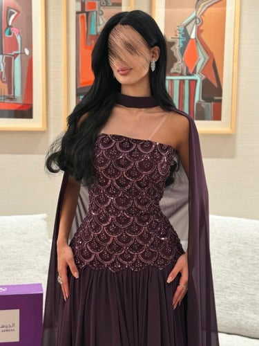 فستان سهرة ملكي بتطريز هندسي ووشاح منسدل