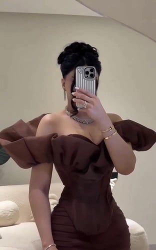 فستان سهرة فخم باللون البني الغامق، بتصميم أوف شول...