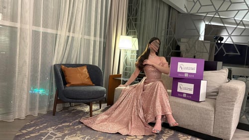 فستان سهرة فاخر بترتر لامع – قصة الأكتاف المكشوفة