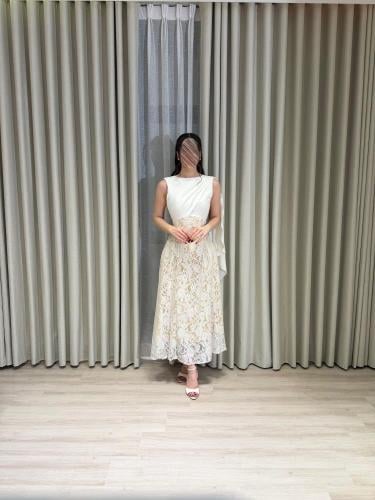 فستان ميدي عاجي بتوب درابيه وتنوره دانتيل فرنسي