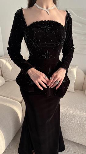 فستان مخمل مطرز بالخرز الأسود، بأكمام طويلة وقصة ب...