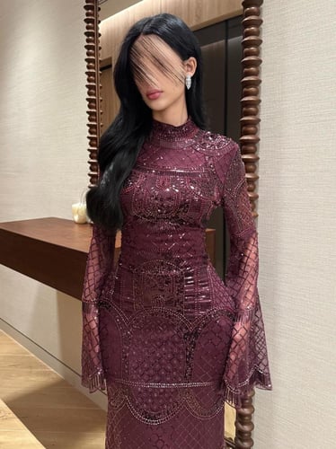 فستان سهرة مرصع بأكمام جرس ملكية.