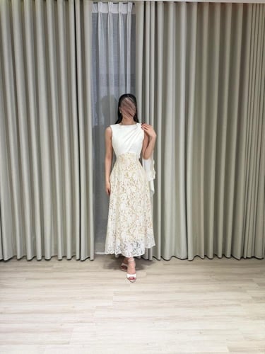 فستان ميدي عاجي بتوب درابيه وتنوره دانتيل فرنسي