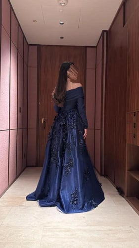 فستان السهرة "الأزرق الكحلي الأثيري" بأكمام طويلة...