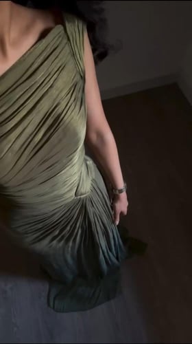 فستان سهرة ساتان مطفي بتصميم كسرات فني