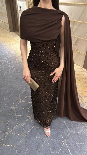 فستان سهرة طويل مطرز ، بني مع وشاح درامي منسدل