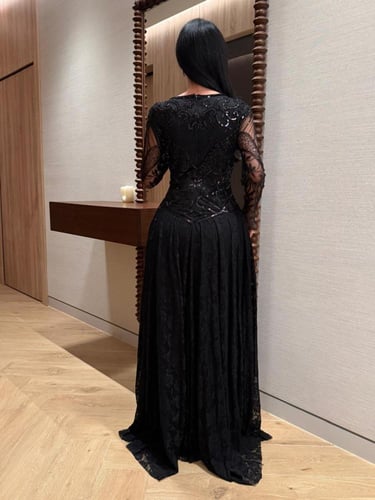 فستان الدانتيل والخرز الملكي