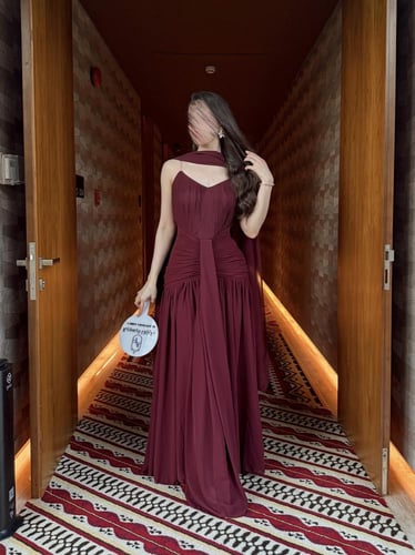 فستان عنابي بكسرات انيقة ووشاح