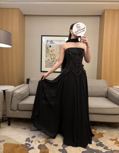 فستان سهرة أسود بتوب مطرز بالخرز