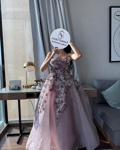 فستان سهرة فاخر بتصميم زهور أنيق