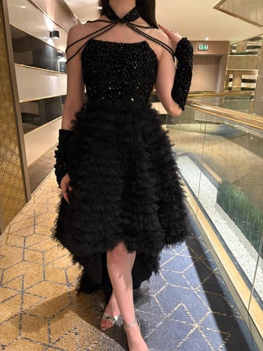 فستان أسود بتنورة قصيرة مزركشة وفتحة صدر مطرزة مع...