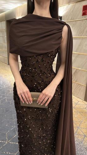 فستان سهرة طويل مطرز ، بني مع وشاح درامي منسدل