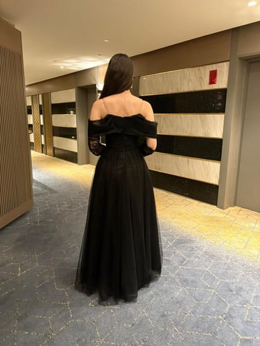 فستان أسود أنيق من الدانتيل – تصميم أوف شولدر فاخر