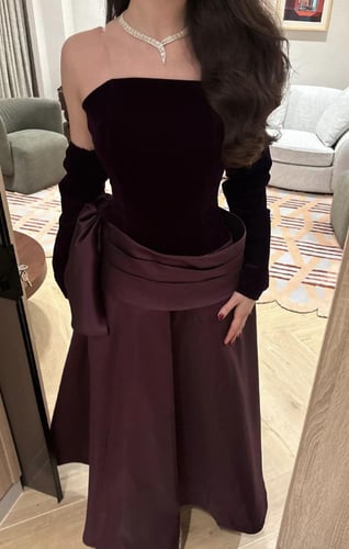 فستان مخمل عودي بأكمام منفصله