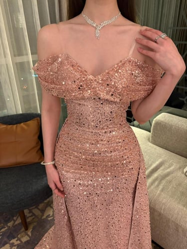 فستان سهرة فاخر بترتر لامع – قصة الأكتاف المكشوفة