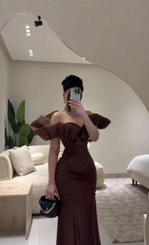 فستان سهرة فخم باللون البني الغامق، بتصميم أوف شول...