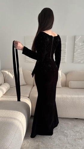 فستان مخمل مطرز بالخرز الأسود، بأكمام طويلة وقصة ب...