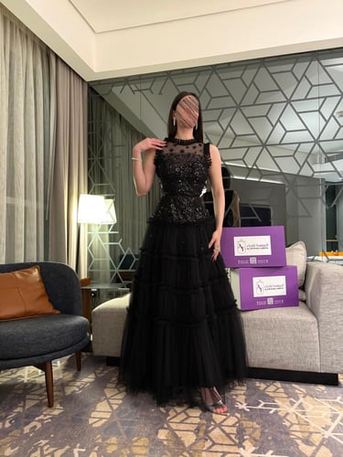 فستان اسود سهرة بتفاصيل انيقة