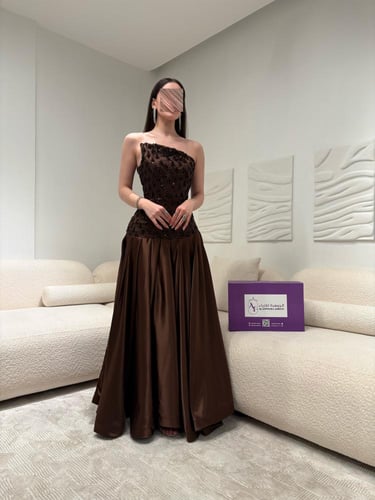 فستان "ليالي الشوكولاتة" بكتف واحد وتنورة تفته واس...