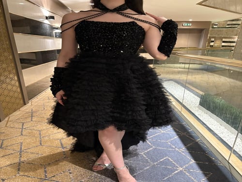 فستان أسود بتنورة قصيرة مزركشة وفتحة صدر مطرزة مع...