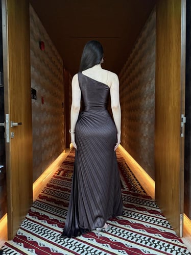 فستان سهرة ماكسي بكسرات طولية وقصة كتف واحد - اللو...