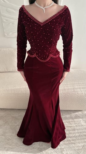 فستان سهرة مخملي بقصة ذيل سمكة - مطرز بالخرز المار...