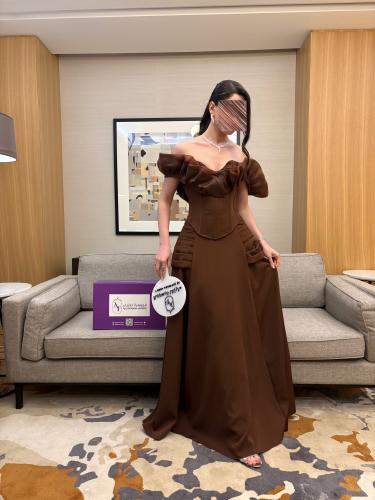 فستان "إليزابيث" البني الكلاسيكي