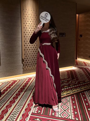 فستان مخملي بأكمام طويلة وتنورة مزدوجة بكسرات جانب...