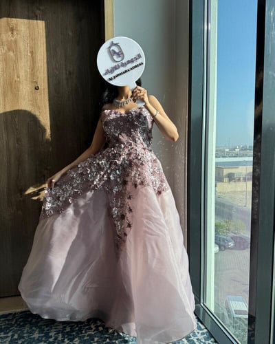 فستان سهرة فاخر بتصميم زهور أنيق