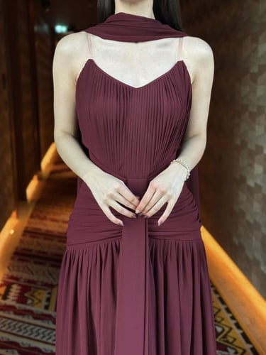 فستان عنابي بكسرات انيقة ووشاح