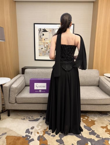 فستان سهرة أسود بتوب مطرز بالخرز