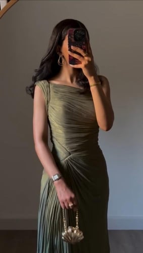 فستان سهرة ساتان مطفي بتصميم كسرات فني