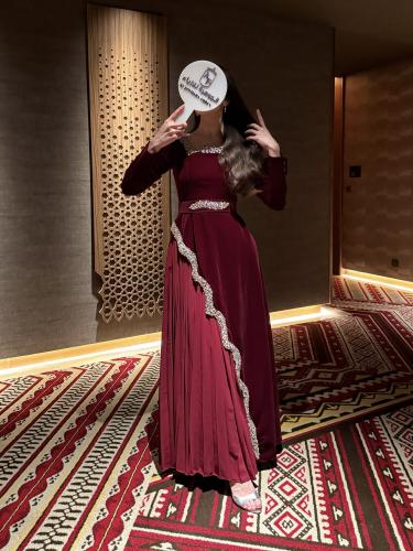 فستان مخملي بأكمام طويلة وتنورة مزدوجة بكسرات جانب...