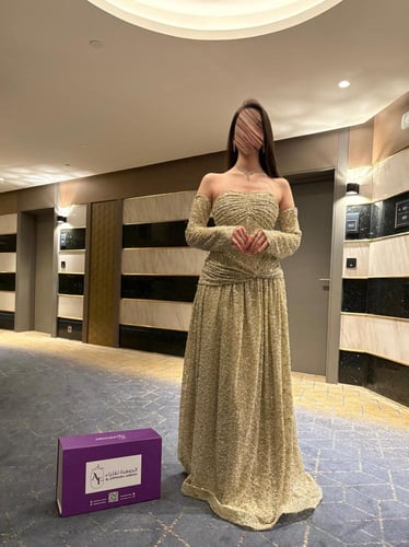 فستان سهرة طويل بلون الذهبي اللامع بأكمام طويلة وم...