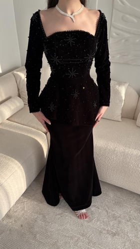 فستان مخمل مطرز بالخرز الأسود، بأكمام طويلة وقصة ب...