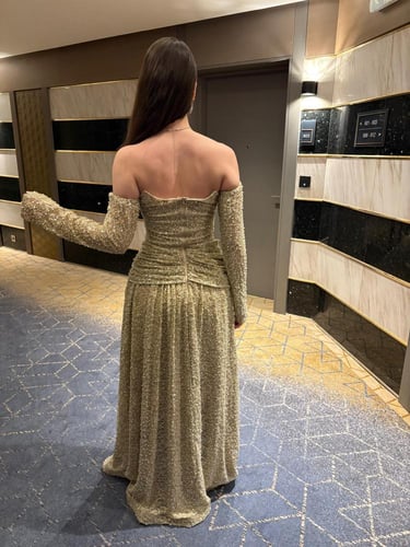 فستان سهرة طويل بلون الذهبي اللامع بأكمام طويلة وم...