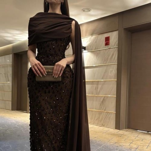 فستان سهرة طويل مطرز ، بني مع وشاح درامي منسدل