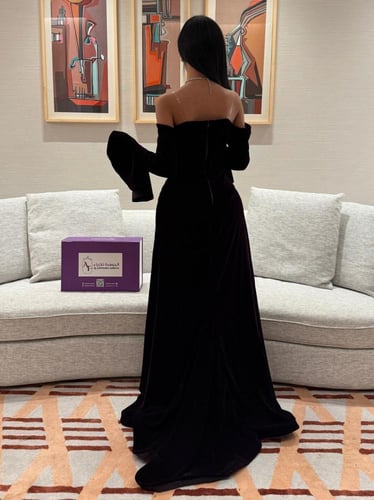 فستان المخمل الأرجواني (الباذنجاني)