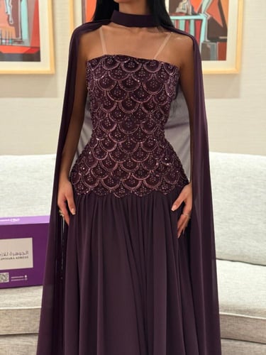 فستان سهرة ملكي بتطريز هندسي ووشاح منسدل