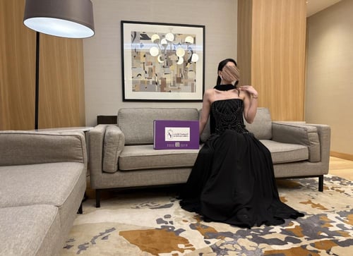 فستان سهرة أسود بتوب مطرز بالخرز