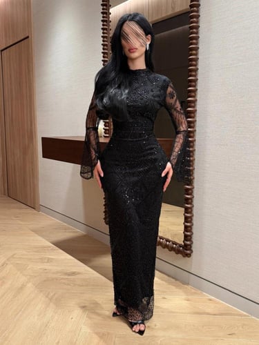 فستان سهرة مطرز بالخرز الأسود اللامع.