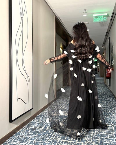 فستان سهرة بتفاصيل ورد انيقة