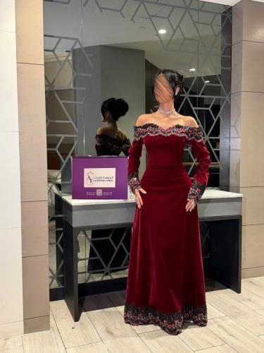 فستان سهرة مخملي بتطريز وردي ملكي.