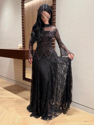 فستان سهرة فاخر يجمع بين الكريستال والدانتيل الفرن...