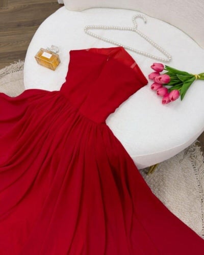 فستان سهرة أحمر طويل بتصميم أنيق